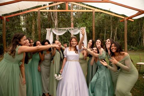 As melhores ideias e inspirações criativas de fotos de casamento registradas por fotógrafos profissionais de eventos da empresa Criativus Foto e Vídeo no Espaço Serra Garden'