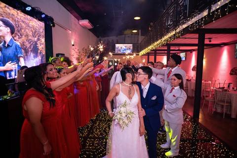 As melhores ideias e inspirações criativas de fotos de casamento registradas por fotógrafos profissionais de eventos da empresa Criativus Foto e Vídeo no Espaço Klaus Festas'