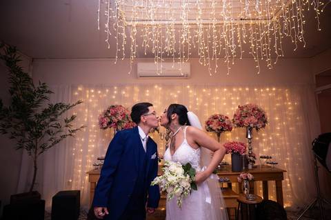 As melhores ideias e inspirações criativas de fotos de casamento registradas por fotógrafos profissionais de eventos da empresa Criativus Foto e Vídeo no Espaço Klaus Festas'