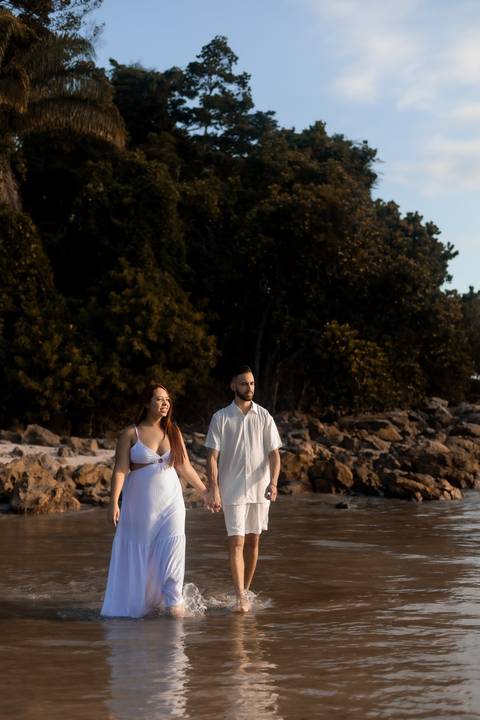 As melhores ideias e inspirações criativas de fotos de ensaio pré casamento registradas por fotógrafos profissionais de eventos da empresa Criativus Foto e Vídeo na Praia das Conchas - Guarujá '