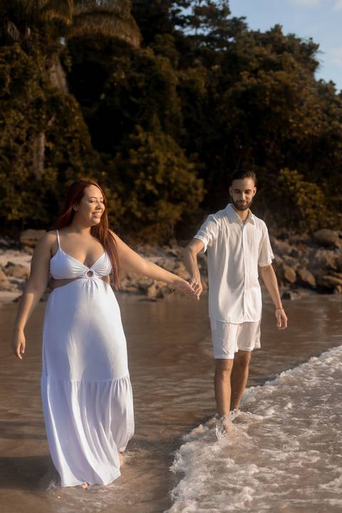 As melhores ideias e inspirações criativas de fotos de ensaio pré casamento registradas por fotógrafos profissionais de eventos da empresa Criativus Foto e Vídeo na Praia das Conchas - Guarujá '