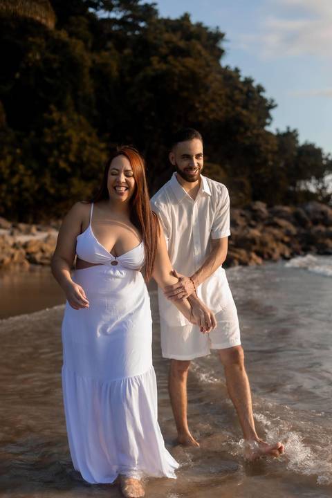 As melhores ideias e inspirações criativas de fotos de ensaio pré casamento registradas por fotógrafos profissionais de eventos da empresa Criativus Foto e Vídeo na Praia das Conchas - Guarujá '