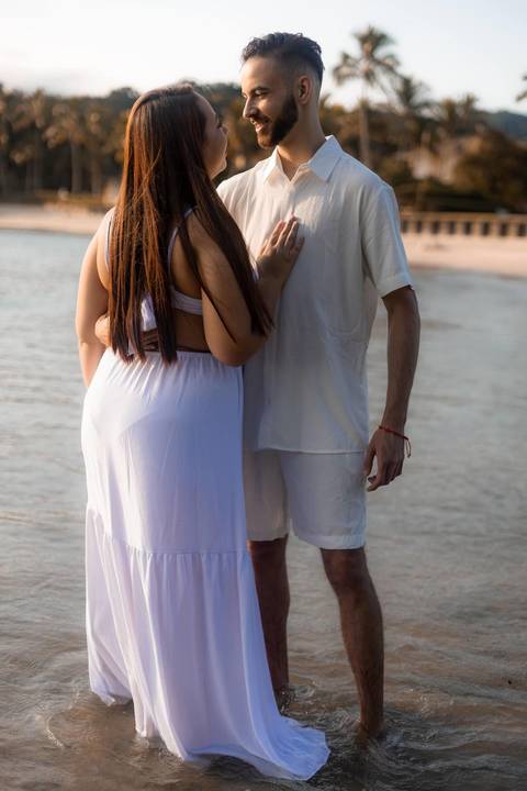 As melhores ideias e inspirações criativas de fotos de ensaio pré casamento registradas por fotógrafos profissionais de eventos da empresa Criativus Foto e Vídeo na Praia das Conchas - Guarujá '