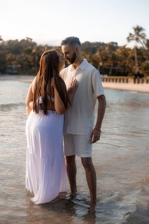 As melhores ideias e inspirações criativas de fotos de ensaio pré casamento registradas por fotógrafos profissionais de eventos da empresa Criativus Foto e Vídeo na Praia das Conchas - Guarujá '