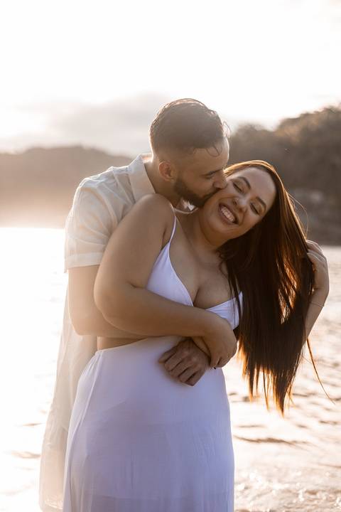 As melhores ideias e inspirações criativas de fotos de ensaio pré casamento registradas por fotógrafos profissionais de eventos da empresa Criativus Foto e Vídeo na Praia das Conchas - Guarujá '