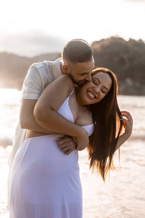 As melhores ideias e inspirações criativas de fotos de ensaio pré casamento registradas por fotógrafos profissionais de eventos da empresa Criativus Foto e Vídeo na Praia das Conchas - Guarujá '