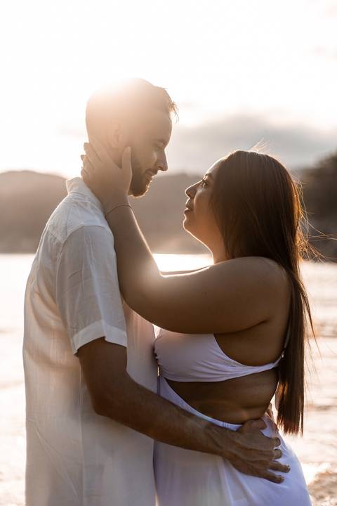 As melhores ideias e inspirações criativas de fotos de ensaio pré casamento registradas por fotógrafos profissionais de eventos da empresa Criativus Foto e Vídeo na Praia das Conchas - Guarujá '