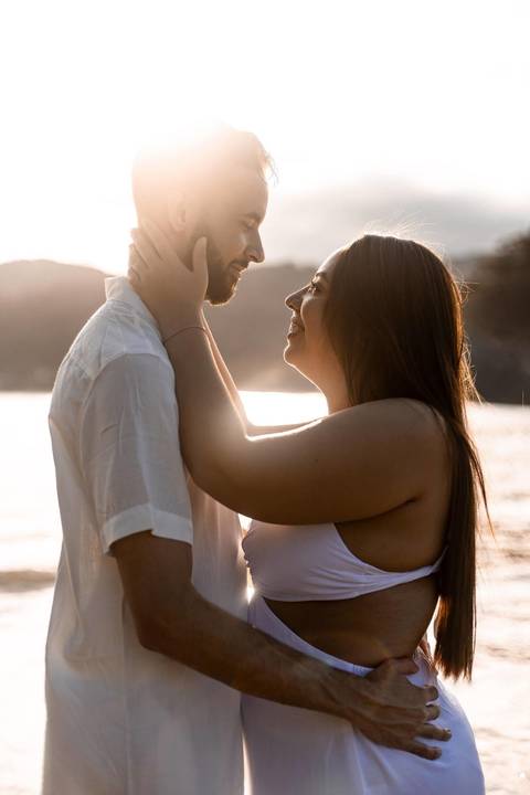 As melhores ideias e inspirações criativas de fotos de ensaio pré casamento registradas por fotógrafos profissionais de eventos da empresa Criativus Foto e Vídeo na Praia das Conchas - Guarujá '