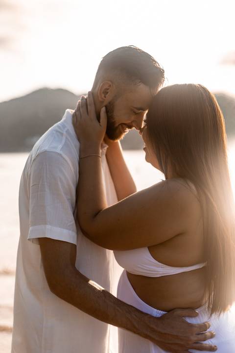 As melhores ideias e inspirações criativas de fotos de ensaio pré casamento registradas por fotógrafos profissionais de eventos da empresa Criativus Foto e Vídeo na Praia das Conchas - Guarujá '
