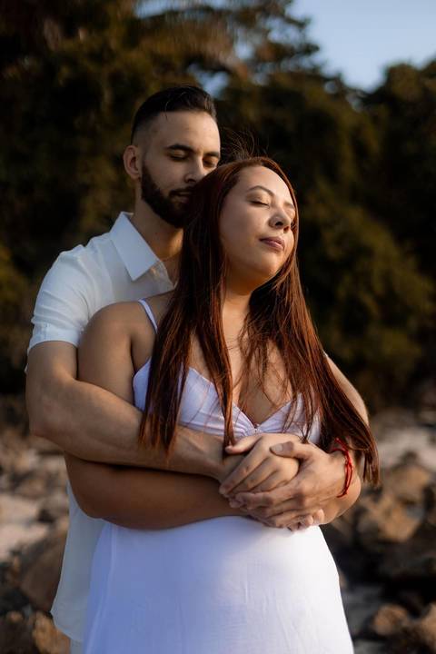 As melhores ideias e inspirações criativas de fotos de ensaio pré casamento registradas por fotógrafos profissionais de eventos da empresa Criativus Foto e Vídeo na Praia das Conchas - Guarujá '