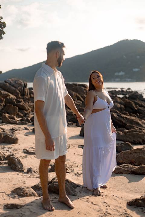 As melhores ideias e inspirações criativas de fotos de ensaio pré casamento registradas por fotógrafos profissionais de eventos da empresa Criativus Foto e Vídeo na Praia das Conchas - Guarujá '
