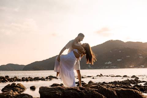As melhores ideias e inspirações criativas de fotos de ensaio pré casamento registradas por fotógrafos profissionais de eventos da empresa Criativus Foto e Vídeo na Praia das Conchas - Guarujá '