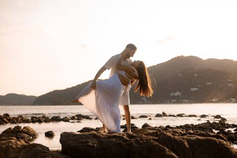 As melhores ideias e inspirações criativas de fotos de ensaio pré casamento registradas por fotógrafos profissionais de eventos da empresa Criativus Foto e Vídeo na Praia das Conchas - Guarujá '