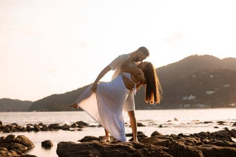 As melhores ideias e inspirações criativas de fotos de ensaio pré casamento registradas por fotógrafos profissionais de eventos da empresa Criativus Foto e Vídeo na Praia das Conchas - Guarujá '