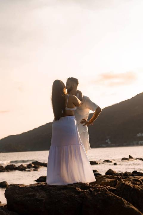 As melhores ideias e inspirações criativas de fotos de ensaio pré casamento registradas por fotógrafos profissionais de eventos da empresa Criativus Foto e Vídeo na Praia das Conchas - Guarujá '
