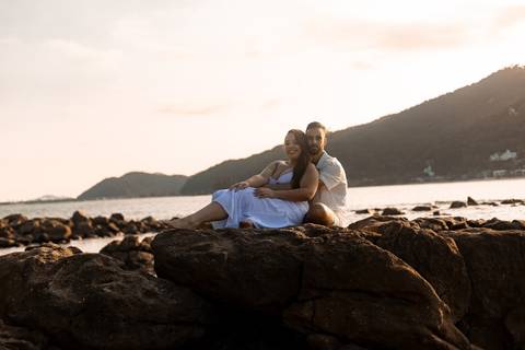 As melhores ideias e inspirações criativas de fotos de ensaio pré casamento registradas por fotógrafos profissionais de eventos da empresa Criativus Foto e Vídeo na Praia das Conchas - Guarujá '