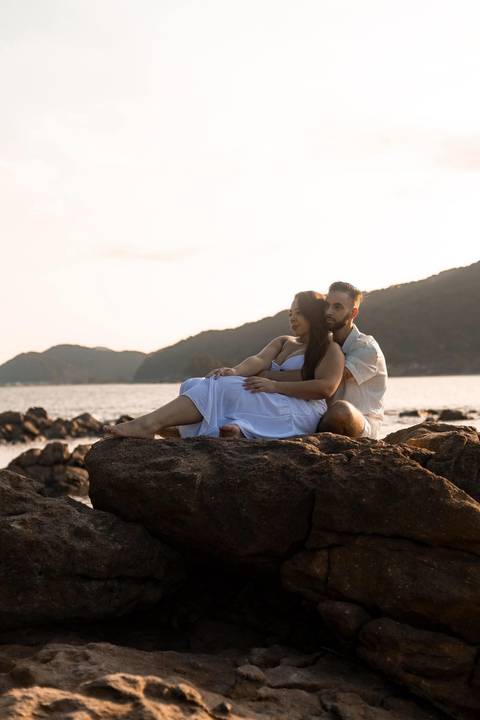 As melhores ideias e inspirações criativas de fotos de ensaio pré casamento registradas por fotógrafos profissionais de eventos da empresa Criativus Foto e Vídeo na Praia das Conchas - Guarujá '