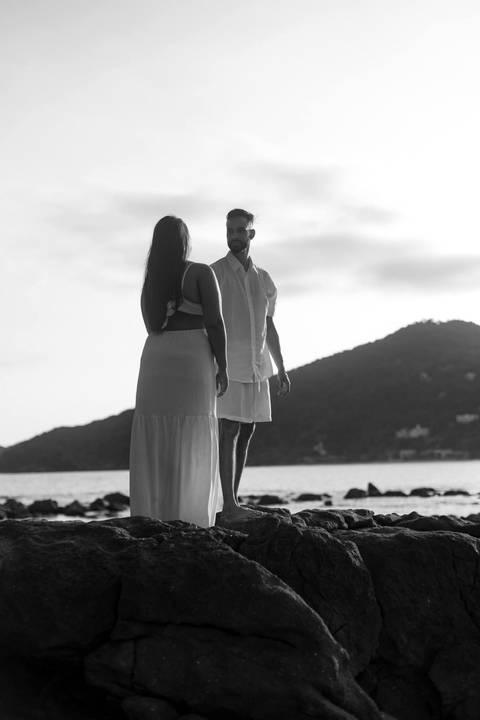 As melhores ideias e inspirações criativas de fotos de ensaio pré casamento registradas por fotógrafos profissionais de eventos da empresa Criativus Foto e Vídeo na Praia das Conchas - Guarujá '