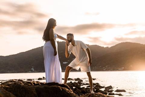 As melhores ideias e inspirações criativas de fotos de ensaio pré casamento registradas por fotógrafos profissionais de eventos da empresa Criativus Foto e Vídeo na Praia das Conchas - Guarujá '