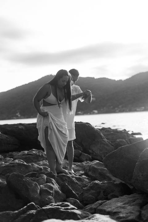 As melhores ideias e inspirações criativas de fotos de ensaio pré casamento registradas por fotógrafos profissionais de eventos da empresa Criativus Foto e Vídeo na Praia das Conchas - Guarujá '