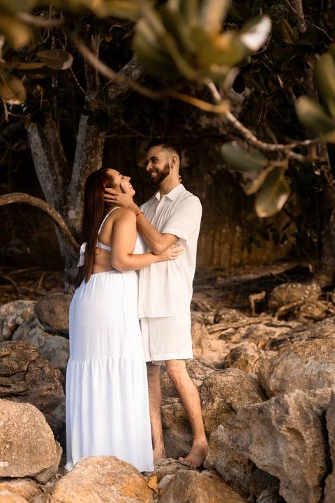 As melhores ideias e inspirações criativas de fotos de ensaio pré casamento registradas por fotógrafos profissionais de eventos da empresa Criativus Foto e Vídeo na Praia das Conchas - Guarujá '