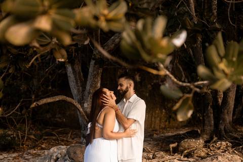 As melhores ideias e inspirações criativas de fotos de ensaio pré casamento registradas por fotógrafos profissionais de eventos da empresa Criativus Foto e Vídeo na Praia das Conchas - Guarujá '