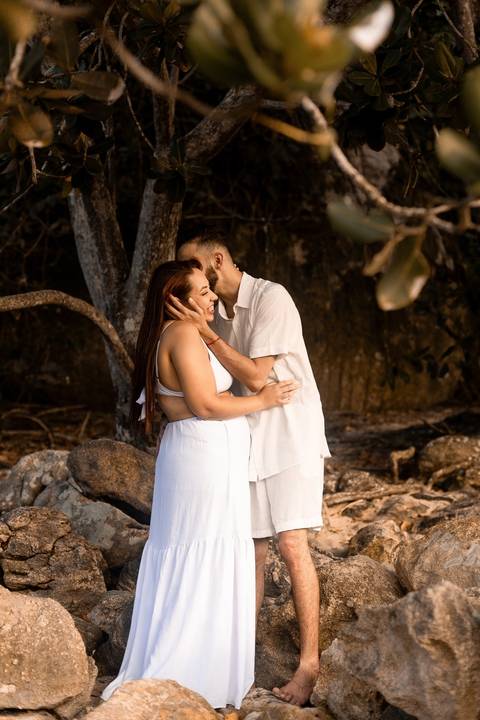 As melhores ideias e inspirações criativas de fotos de ensaio pré casamento registradas por fotógrafos profissionais de eventos da empresa Criativus Foto e Vídeo na Praia das Conchas - Guarujá '