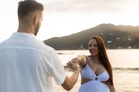 As melhores ideias e inspirações criativas de fotos de ensaio pré casamento registradas por fotógrafos profissionais de eventos da empresa Criativus Foto e Vídeo na Praia das Conchas - Guarujá '