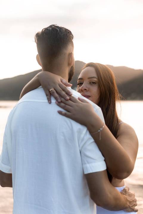 As melhores ideias e inspirações criativas de fotos de ensaio pré casamento registradas por fotógrafos profissionais de eventos da empresa Criativus Foto e Vídeo na Praia das Conchas - Guarujá '