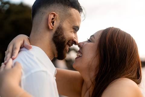 As melhores ideias e inspirações criativas de fotos de ensaio pré casamento registradas por fotógrafos profissionais de eventos da empresa Criativus Foto e Vídeo na Praia das Conchas - Guarujá '