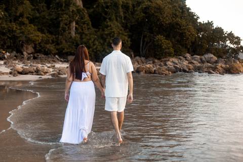 As melhores ideias e inspirações criativas de fotos de ensaio pré casamento registradas por fotógrafos profissionais de eventos da empresa Criativus Foto e Vídeo na Praia das Conchas - Guarujá '