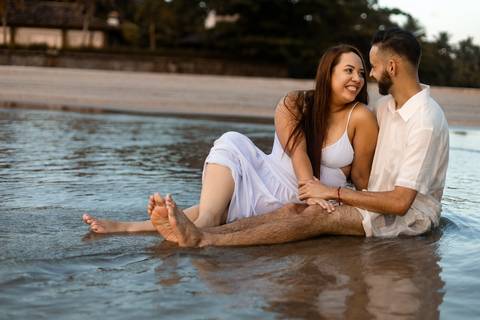 As melhores ideias e inspirações criativas de fotos de ensaio pré casamento registradas por fotógrafos profissionais de eventos da empresa Criativus Foto e Vídeo na Praia das Conchas - Guarujá '