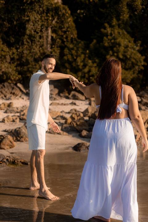 As melhores ideias e inspirações criativas de fotos de ensaio pré casamento registradas por fotógrafos profissionais de eventos da empresa Criativus Foto e Vídeo na Praia das Conchas - Guarujá '
