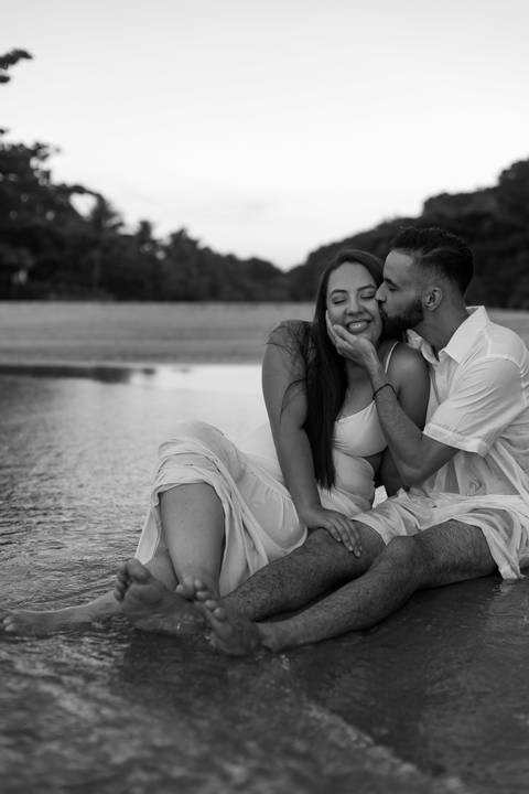 As melhores ideias e inspirações criativas de fotos de ensaio pré casamento registradas por fotógrafos profissionais de eventos da empresa Criativus Foto e Vídeo na Praia das Conchas - Guarujá '