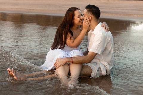As melhores ideias e inspirações criativas de fotos de ensaio pré casamento registradas por fotógrafos profissionais de eventos da empresa Criativus Foto e Vídeo na Praia das Conchas - Guarujá '