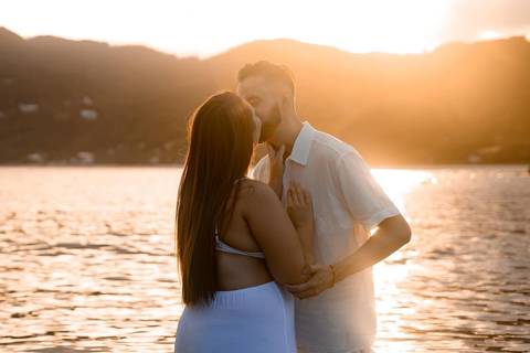 As melhores ideias e inspirações criativas de fotos de ensaio pré casamento registradas por fotógrafos profissionais de eventos da empresa Criativus Foto e Vídeo na Praia das Conchas - Guarujá '