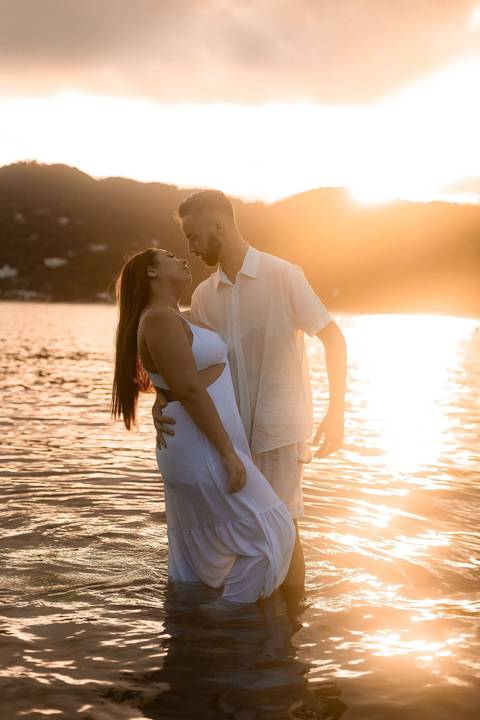 As melhores ideias e inspirações criativas de fotos de ensaio pré casamento registradas por fotógrafos profissionais de eventos da empresa Criativus Foto e Vídeo na Praia das Conchas - Guarujá '