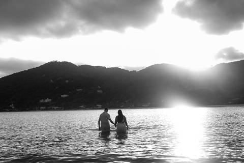 As melhores ideias e inspirações criativas de fotos de ensaio pré casamento registradas por fotógrafos profissionais de eventos da empresa Criativus Foto e Vídeo na Praia das Conchas - Guarujá '
