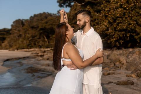 As melhores ideias e inspirações criativas de fotos de ensaio pré casamento registradas por fotógrafos profissionais de eventos da empresa Criativus Foto e Vídeo na Praia das Conchas - Guarujá '