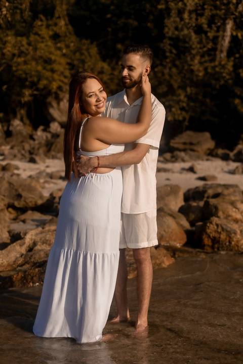 As melhores ideias e inspirações criativas de fotos de ensaio pré casamento registradas por fotógrafos profissionais de eventos da empresa Criativus Foto e Vídeo na Praia das Conchas - Guarujá '