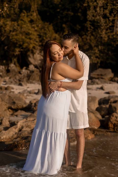 As melhores ideias e inspirações criativas de fotos de ensaio pré casamento registradas por fotógrafos profissionais de eventos da empresa Criativus Foto e Vídeo na Praia das Conchas - Guarujá '
