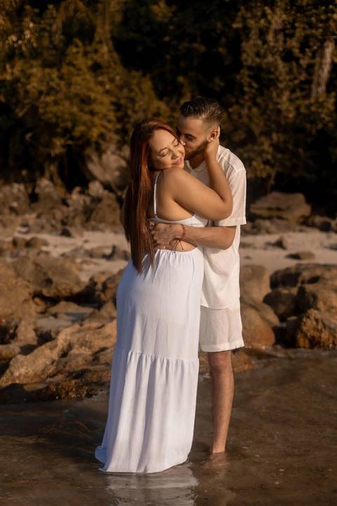As melhores ideias e inspirações criativas de fotos de ensaio pré casamento registradas por fotógrafos profissionais de eventos da empresa Criativus Foto e Vídeo na Praia das Conchas - Guarujá '