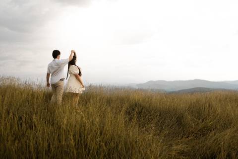 As melhores ideias e inspirações criativas de fotos de ensaio pré casamento registradas por fotógrafos profissionais de eventos da empresa Criativus Foto e Vídeo no Morro do Capuava'