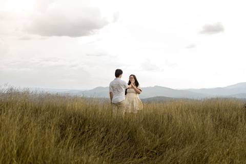 As melhores ideias e inspirações criativas de fotos de ensaio pré casamento registradas por fotógrafos profissionais de eventos da empresa Criativus Foto e Vídeo no Morro do Capuava'