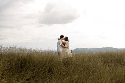 As melhores ideias e inspirações criativas de fotos de ensaio pré casamento registradas por fotógrafos profissionais de eventos da empresa Criativus Foto e Vídeo no Morro do Capuava'