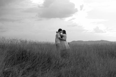 As melhores ideias e inspirações criativas de fotos de ensaio pré casamento registradas por fotógrafos profissionais de eventos da empresa Criativus Foto e Vídeo no Morro do Capuava'