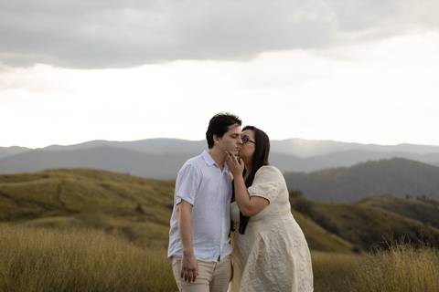 As melhores ideias e inspirações criativas de fotos de ensaio pré casamento registradas por fotógrafos profissionais de eventos da empresa Criativus Foto e Vídeo no Morro do Capuava'