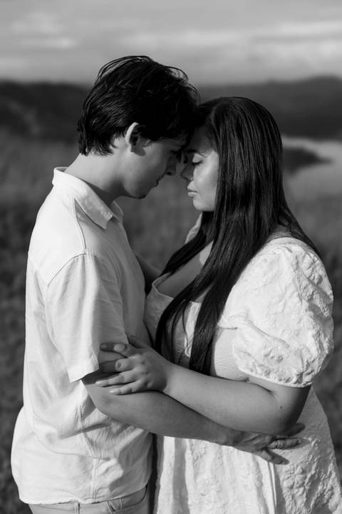 As melhores ideias e inspirações criativas de fotos de ensaio pré casamento registradas por fotógrafos profissionais de eventos da empresa Criativus Foto e Vídeo no Morro do Capuava'