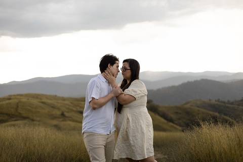 As melhores ideias e inspirações criativas de fotos de ensaio pré casamento registradas por fotógrafos profissionais de eventos da empresa Criativus Foto e Vídeo no Morro do Capuava'