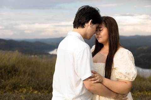 As melhores ideias e inspirações criativas de fotos de ensaio pré casamento registradas por fotógrafos profissionais de eventos da empresa Criativus Foto e Vídeo no Morro do Capuava'